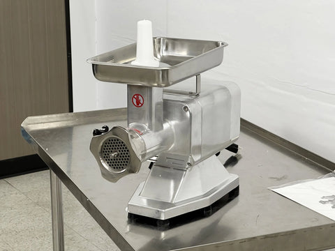 BakeMax BMMG004 Titan Series Electric Countertop 1.5HP #22 Hub Meat Grinder 660lbs. Per Hour